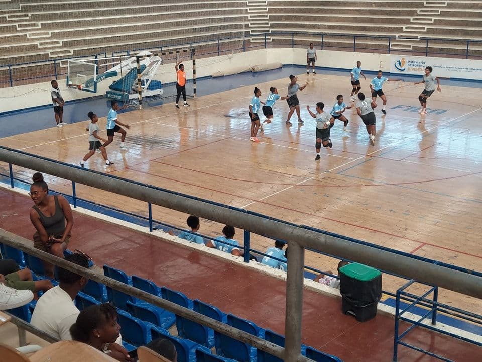 Campeonato de Andebol da Praia: Info perde frente ao Seven em feminino e Paiol vence Info em masculino
