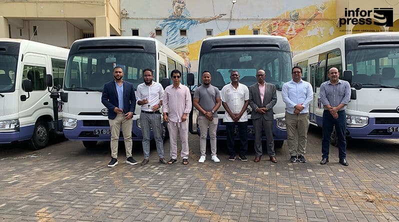 Programa FIFA Forward: FCF conclui entrega de autocarros às quatro regiões desportivas