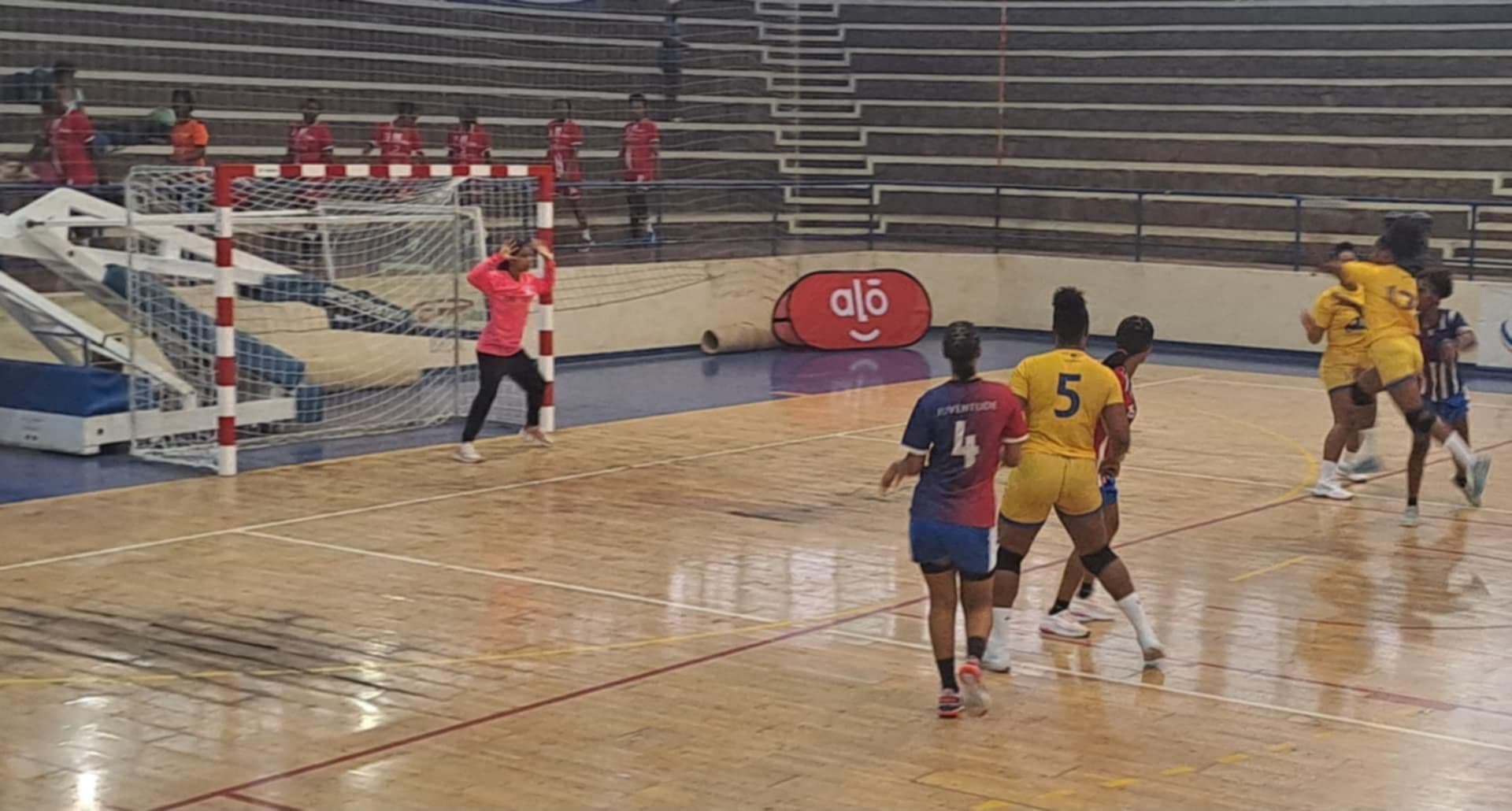 A festa do Campeonato Nacional de Andebol sénior feminino arreancou onten na cidade da Praia