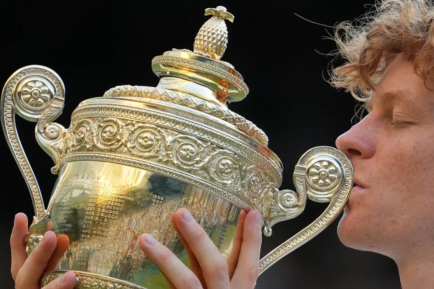 Jannik Sinner derrota Alexander Zverev, conquista Wimbledon novamente e supera o fiasco no Aberto da França.