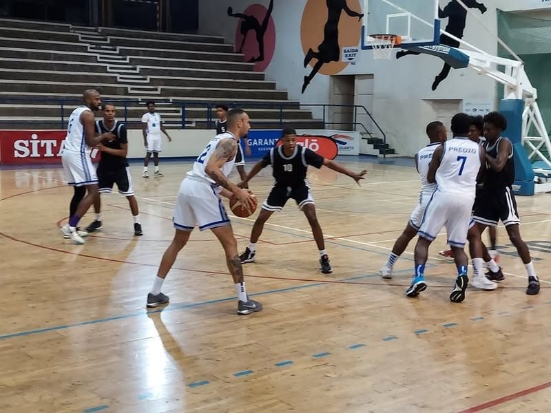 Prédio de branco vs Seven Stars de preto                         Foto cvsports.cv