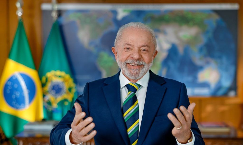 Lula da Silva é declarado vencedor das eleições brasileiras, enquanto Flávio Bolsonaro rejeita os resultados.