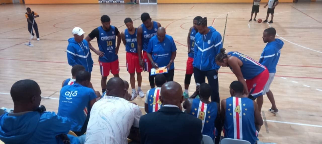 Treinador Mane Trovoada conversa com jogadores em Luanda - Angola