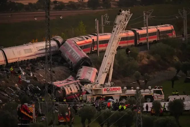 Espanha enfrenta o segundo acidente ferroviário fatal do ano(68 mortos), às vésperas das eleições nacionais.