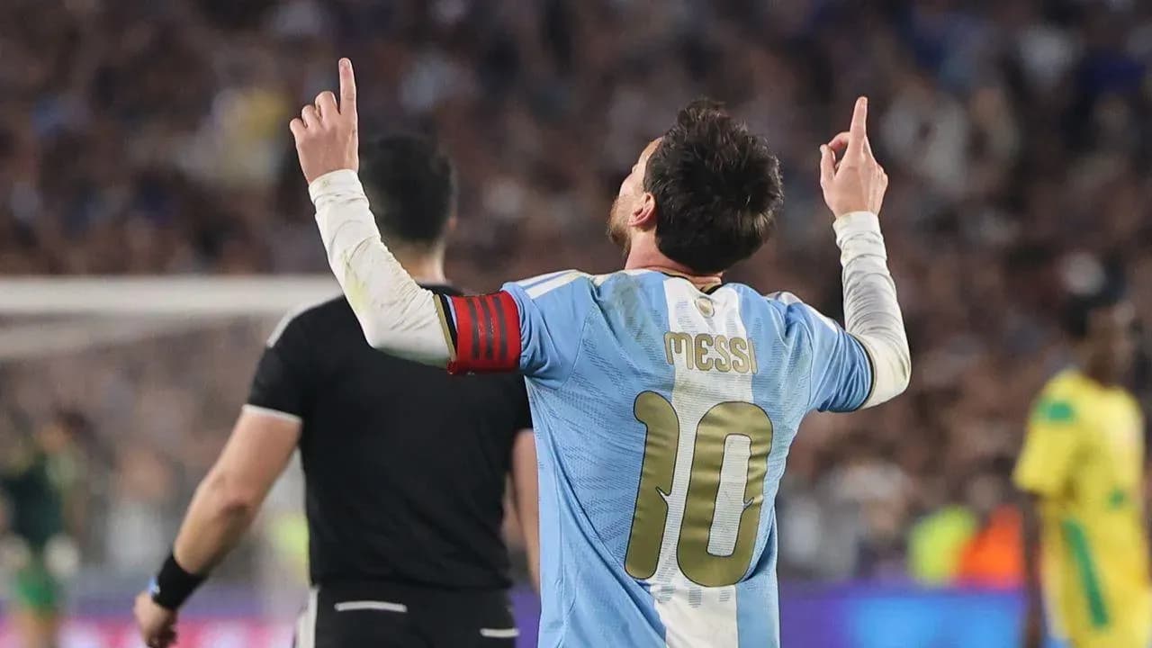 Messi despede-se da Argentina com golo... e muitas lágrimas