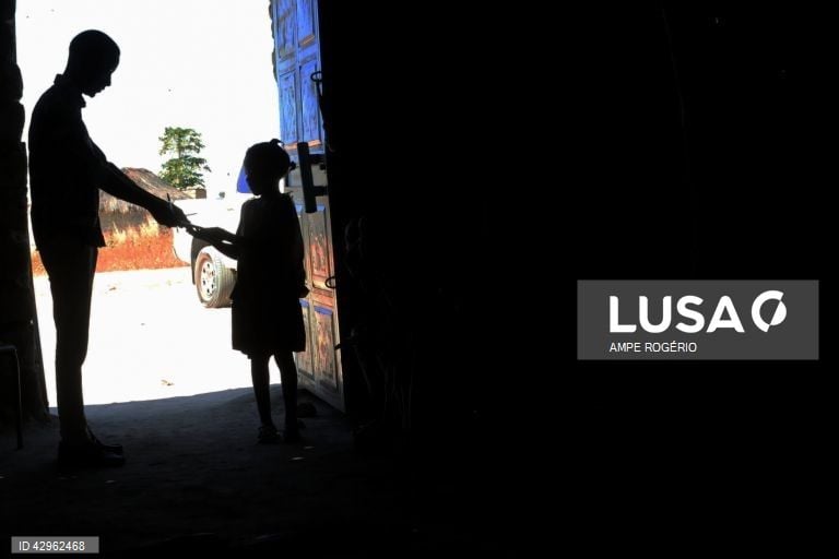 HRW diz que governos africanos estão a falhar no financiamento da educação