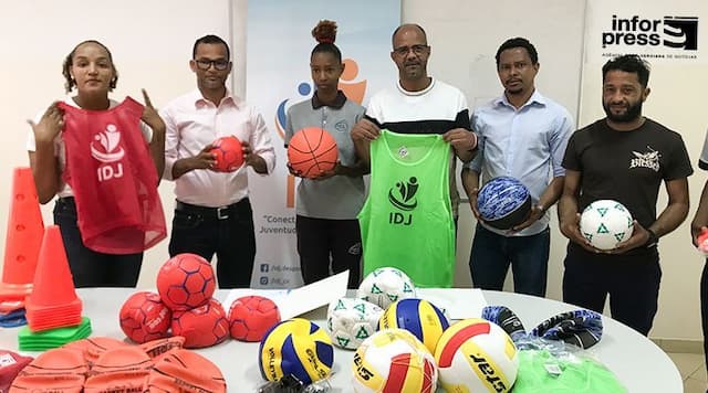 Fogo: IDJ entrega materiais desportivos às escolas secundárias e desafia a criação de clubes escolares