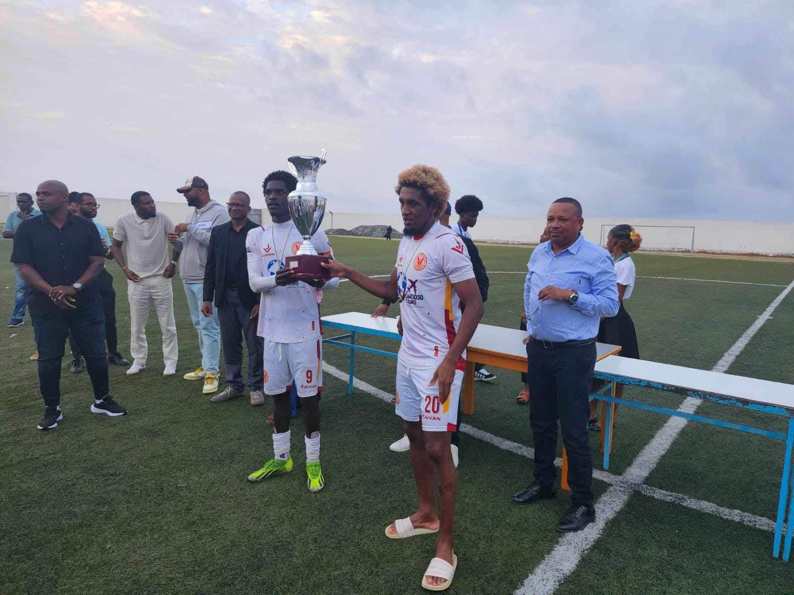 Varandinha levanta o troféu taça Santiago Norte