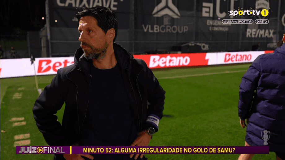 Famalicao – Porto 1-1 Vítor Bruno dá murro na mesa após contestação: «Foi a primeira e última vez que faço isto...»