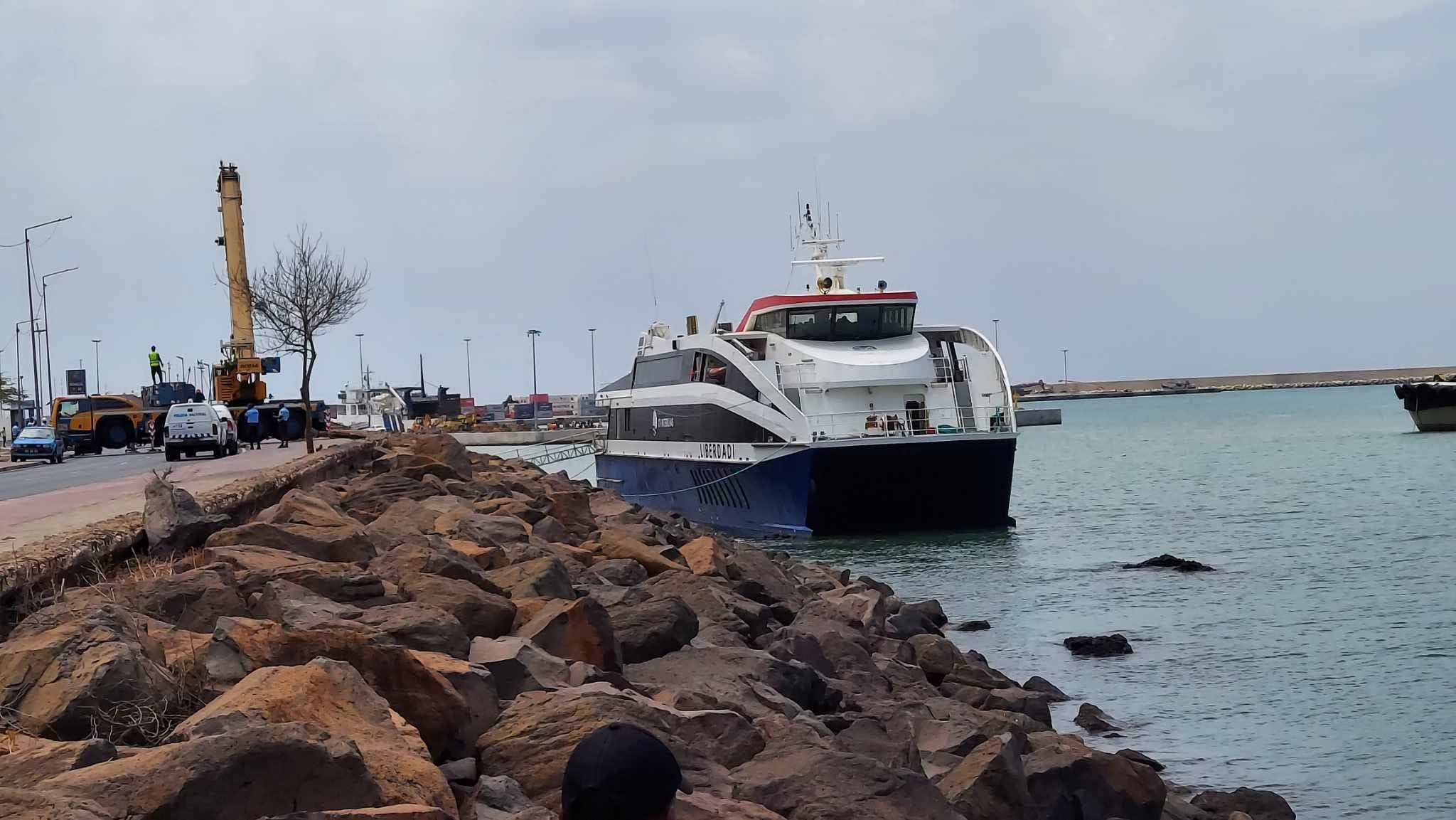 Navio Liberdade encalhou na praia negra( cvsports.cv)