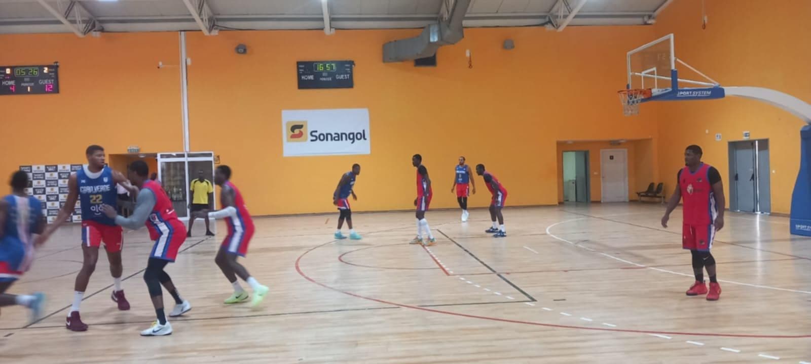 Seleção Nacional de Basquetebol masculina fez mais um jogo treino em Luanda e venceu um Misto local